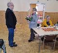 Ordförande Osmo Koivula tackar avgående ordförande Pia Marita Roimola 17.3 2022