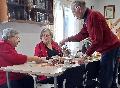 Ove Ståhl serverar Solveig Rosenblad och Louise Pohjola 16.3 2023